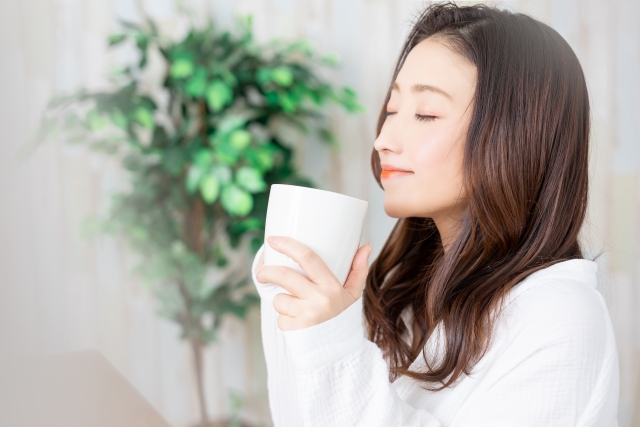 生姜湯を飲む冷え性の女性